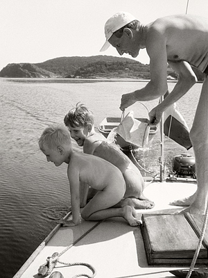 Carl-Fredrik svalkar sönerna på Hakes akterdäck,<br /> den varma sommaren 1955