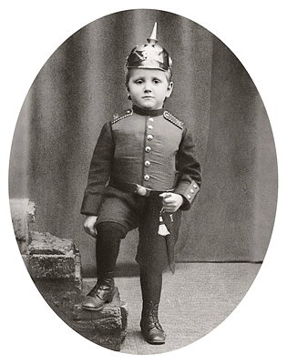 Carl-Fredrik firade jul hos släkten i Strassburg 1913,<br /> i hans paket låg en »uniform«